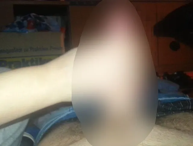 Kleine Schlampe mit bunten Fingernägeln