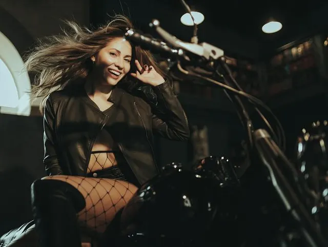mädchen biker. heißes Metall