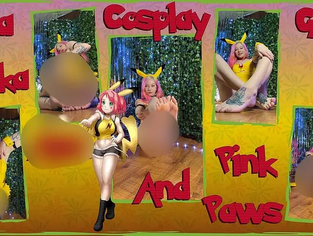 Sehr süßes alternatives Cosplay-Mädchen, das ihren saftigen Arsch und ihre Füße neckt und Strümpfe auszieht.