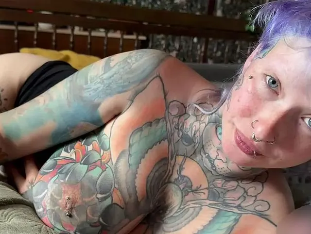 Lila Haare und Schwanzhungrig! So bläst es sich geil!