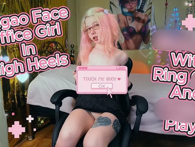 Büromädchen in High Heels Ahegao Gesicht Blowjob mit Ringknebel und Pussy-Spiel