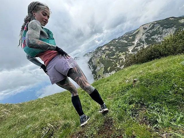 Tätowwierte Wird draußen gefickt - Wärend dem Wandern in der Natur