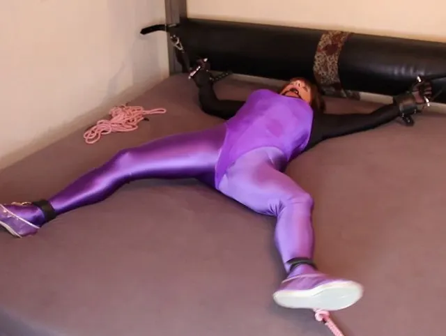 Spandex - Gefesselt auf den Bett II