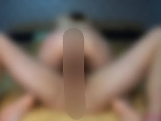 Ein Mädchen mit Knackarsch springt auf den Penis ihrer Freundin
