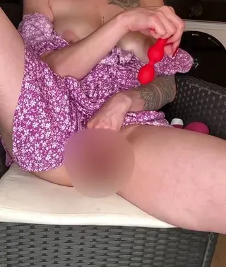 Breitbeinig im hübschen Kleid gespritzt – Plug + bis zum heftigen Squirt-Orgasmus