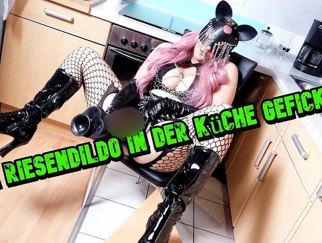 Vom Riesendildo in der Küche gefickt