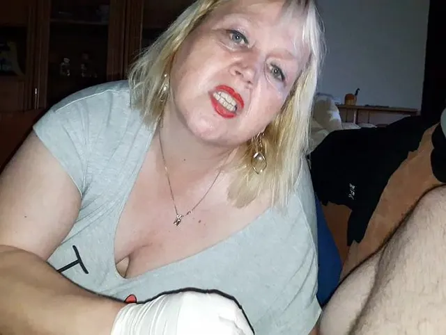 Strenger Latex Handjob für dich