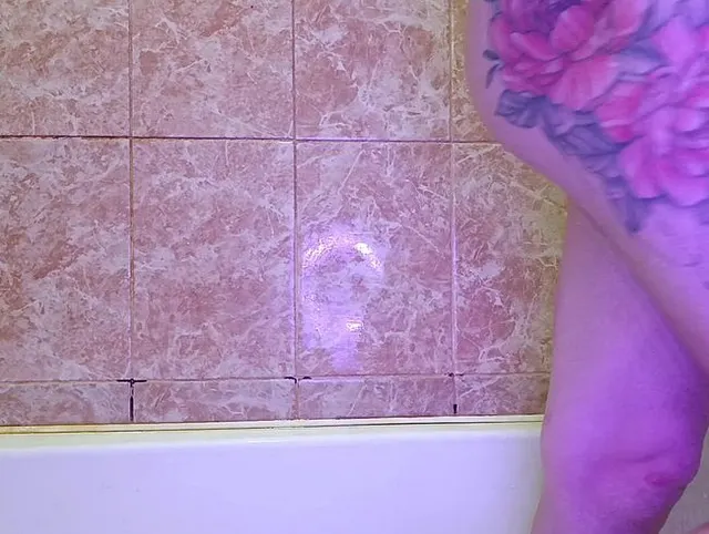 Großen Dildo in Badezimmer blasen