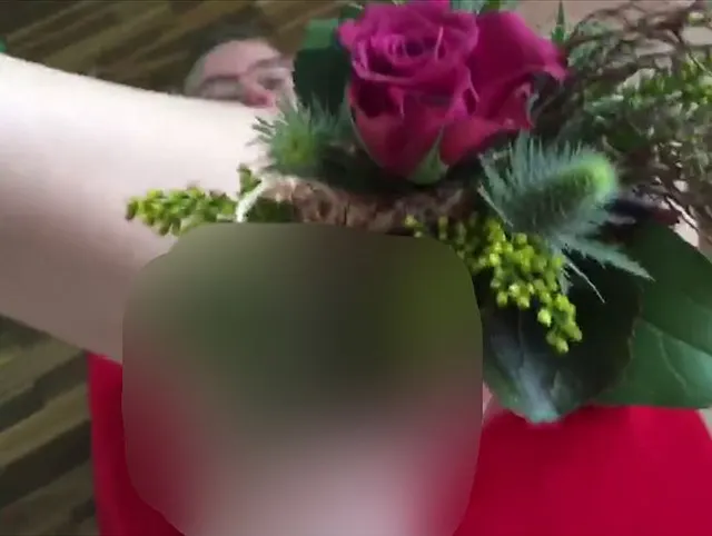 Blumen zum Valentinstag in die Muschi gesteckt