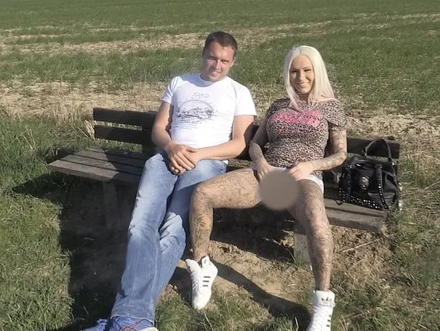 Freundin zum ficken vorgeführt! Spanner darf ficken!!
