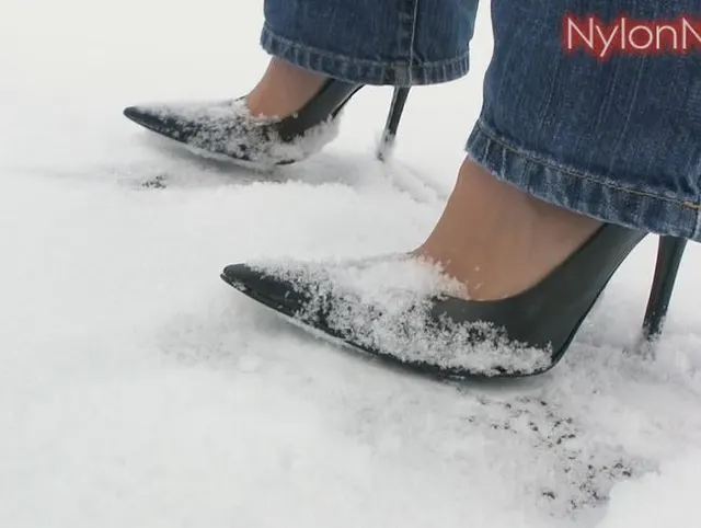 Snowwalk in HighHeels and Jeans