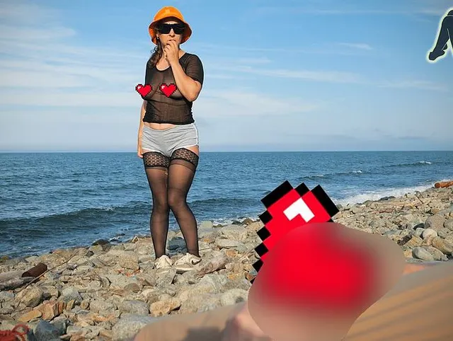 505 Exhibitionistische Fremde verführen sich gegenseitig am Strand. Strümpfe und große Titten.