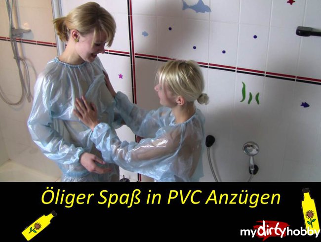 Öliger Spaß in PVC Plastik Anzügen