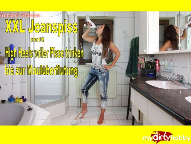 Jeanspiss XXL mit Heels Piss-Getränk, uncut