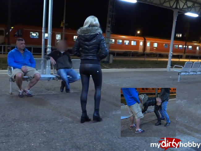 Heftiger Public Dreier mit Double Facial direkt auf dem Bahnhof!