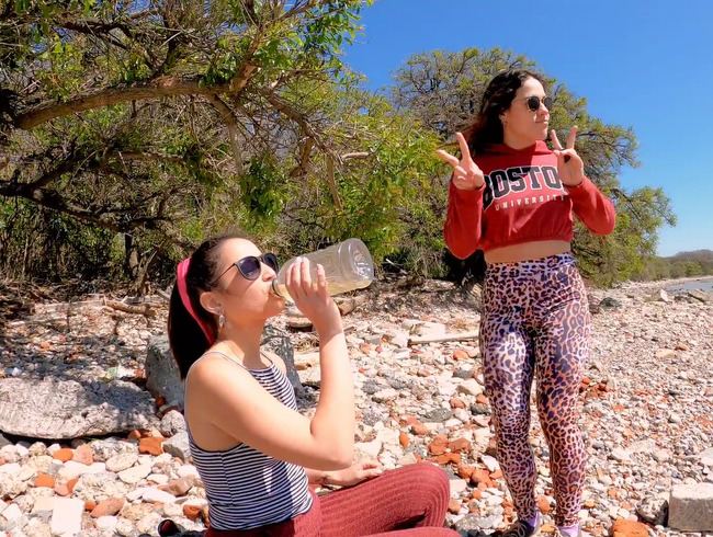 Pipi trinken im öffentlichen Park, Belle Amore & April Big Ass, Starker Pipi mehr 2 Liter Gesamtpipi!!