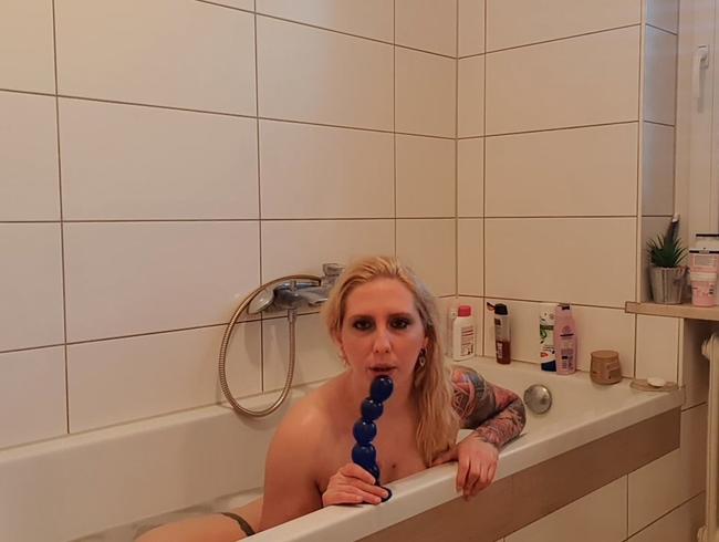 Heißes Schulmädchen liebt ihren Monsterdildo - in der Badewanne